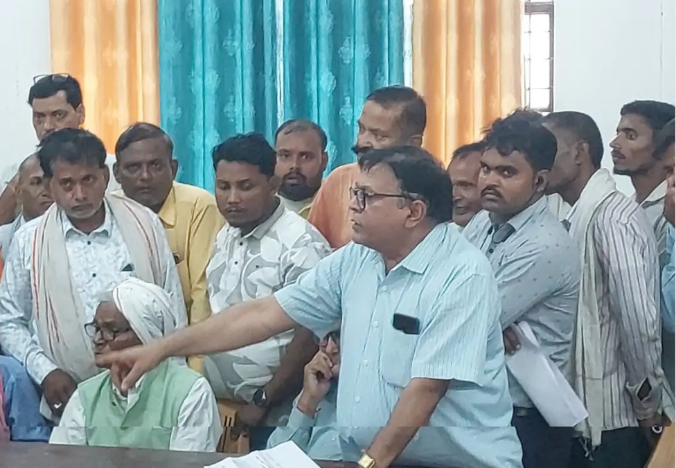 बिजली कटौती से नाराज़ किसानों का धरना, समाधान के आश्वासन पर भी नहीं माने