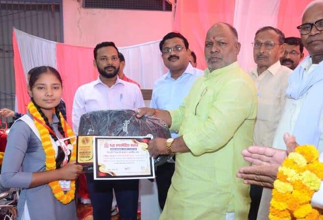 मेधावी छात्राओं का सम्मान, एमएलसी हंसराज विश्वकर्मा ने दिया प्रशस्ति पत्र