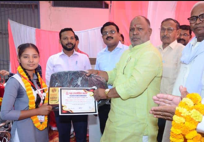 मेधावी छात्राओं का सम्मान, एमएलसी हंसराज विश्वकर्मा ने दिया प्रशस्ति पत्र