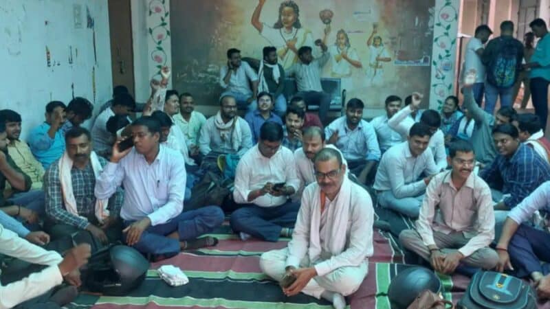 लेखपालों का एसडीएम के खिलाफ धरना, दुर्व्यवहार और अवकाश में बाधा का आरोप
