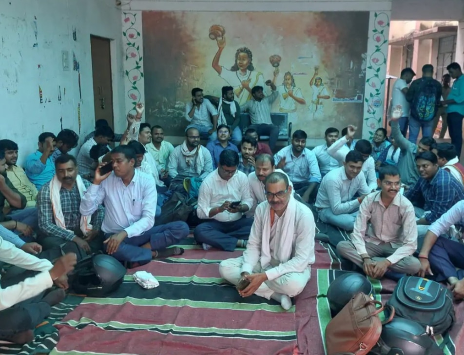 लेखपालों का एसडीएम के खिलाफ धरना, दुर्व्यवहार और अवकाश में बाधा का आरोप