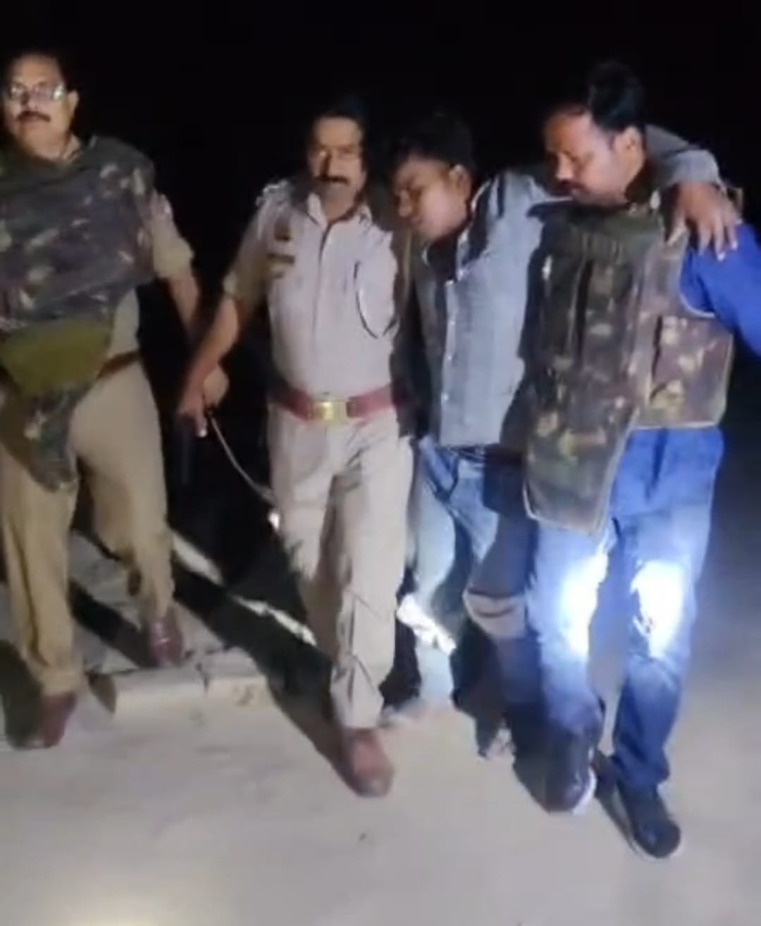 मनीष हत्याकांड के फरार आरोपियों से पुलिस की मुठभेड़, दो बदमाश घायल