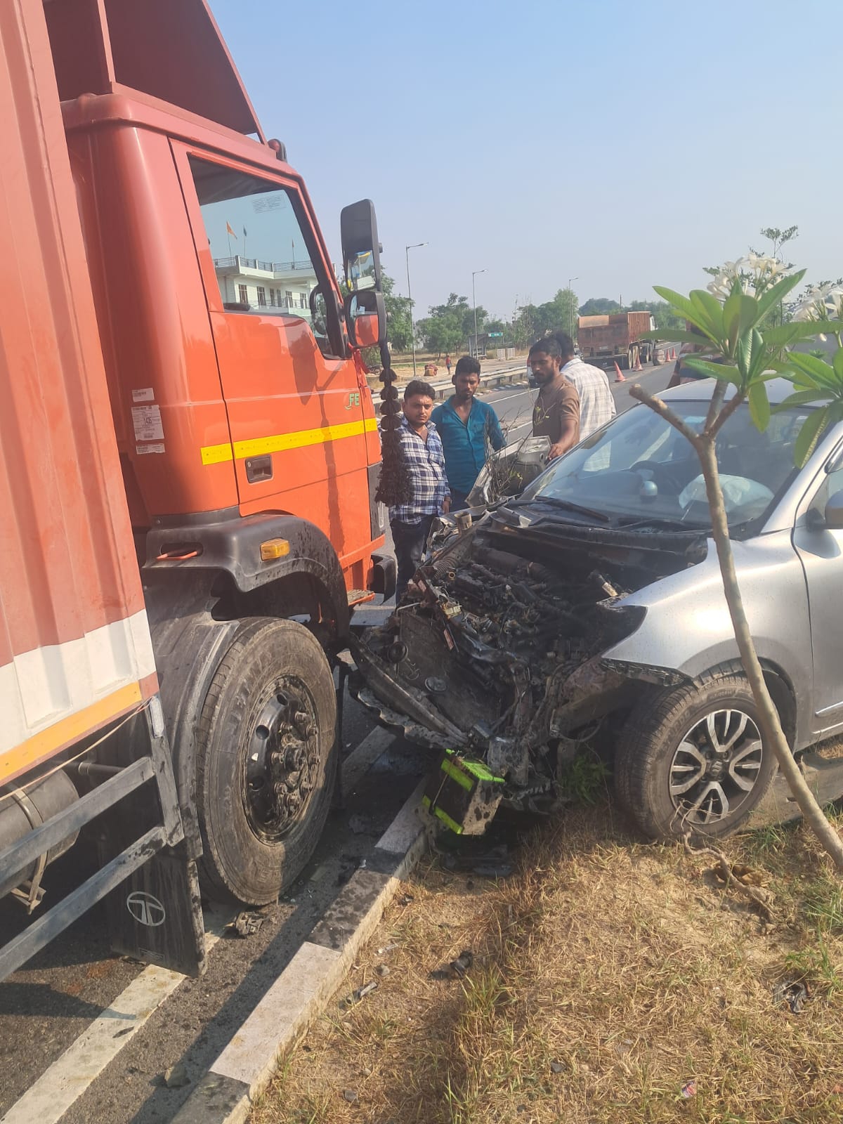 रिंगरोड फेज-2 : डिवाइडर पर चढ़ी स्विफ्ट डिजायर, ट्रक से जोरदार टक्कर