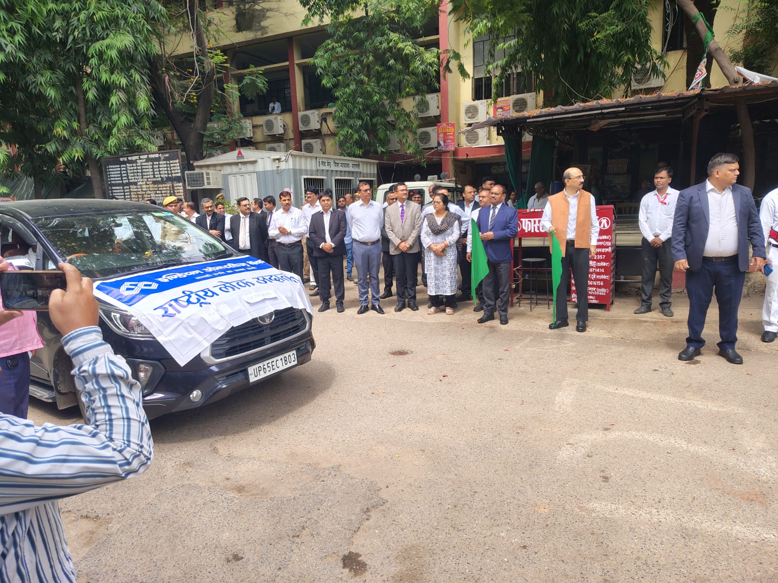 राष्ट्रीय लोक अदालत के प्रचार को निकले वाहन, जिला जज ने दिखाई हरी झंडी
