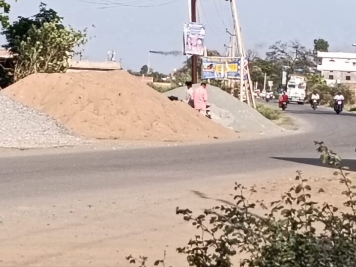 रॉबर्ट्सगंज-खलियारी मार्ग पर सड़क किनारे गिट्टी-बालू का अंबार, हादसों का बढ़ा खतरा