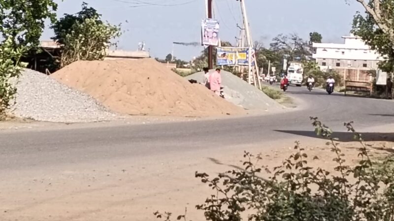 रॉबर्ट्सगंज-खलियारी मार्ग पर सड़क किनारे गिट्टी-बालू का अंबार, हादसों का बढ़ा खतरा
