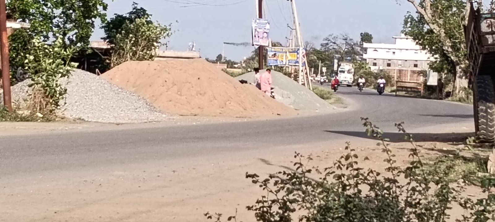 रॉबर्ट्सगंज-खलियारी मार्ग पर सड़क किनारे गिट्टी-बालू का अंबार, हादसों का बढ़ा खतरा