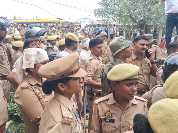 वाराणसी : अवैध अतिक्रमण पर चला बुलडोजर