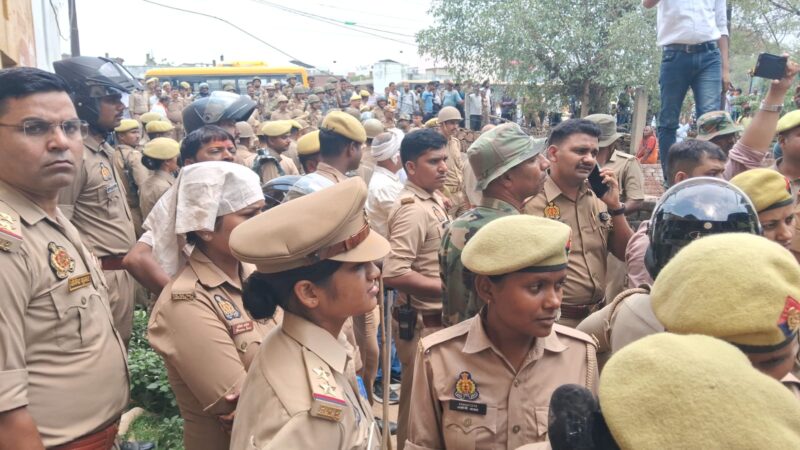 वाराणसी : अवैध अतिक्रमण पर चला बुलडोजर