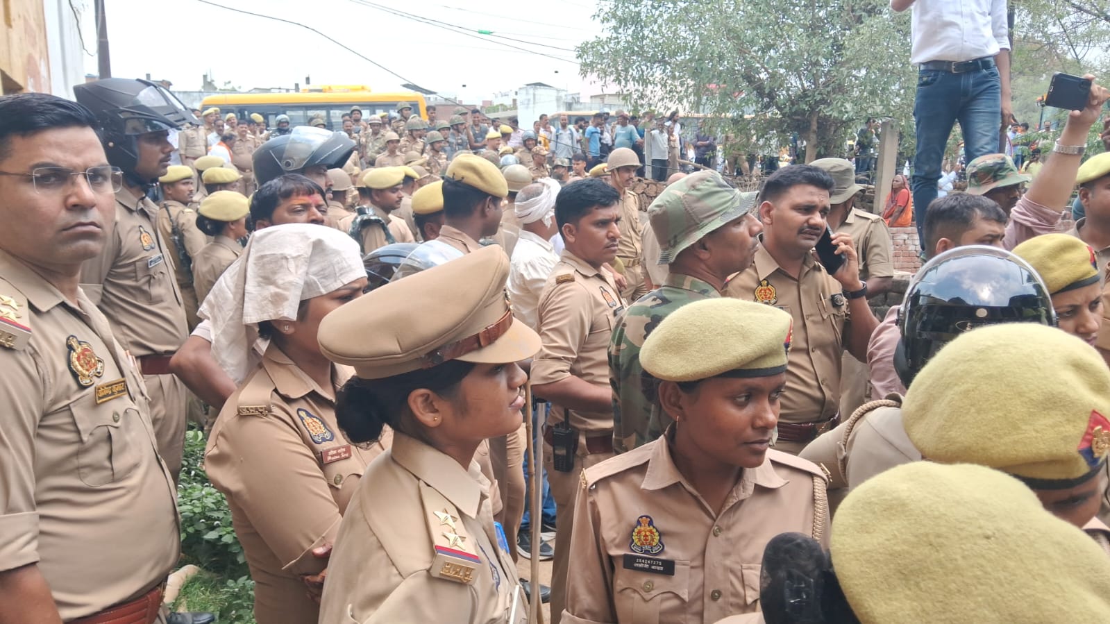 वाराणसी : अवैध अतिक्रमण पर चला बुलडोजर