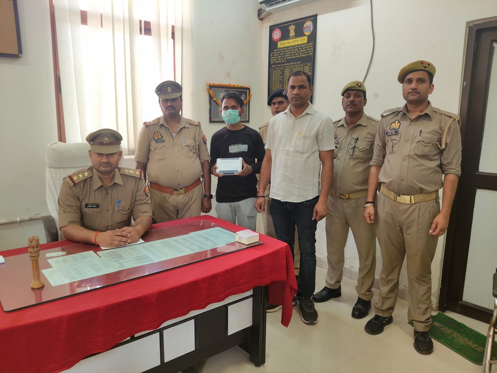 चोरी के मोबाइल के साथ शातिर चोर गिरफ्तार