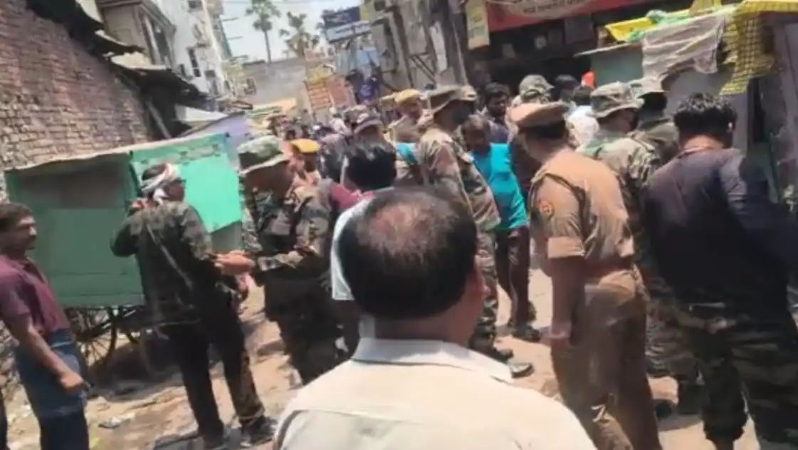 वाराणसी कैंट रेलवे स्टेशन का प्रवेश द्वार अवैध अतिक्रमण मुक्त