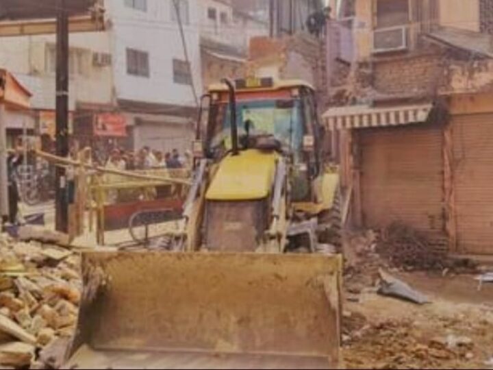 दालमंडी में दूसरे दिन भी गरजा बुलडोजर, 25 इमारतें मलबे में तब्दील