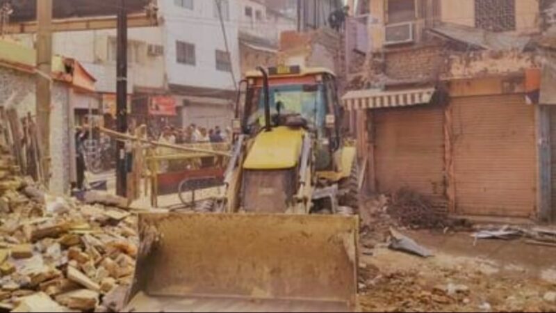 दालमंडी में दूसरे दिन भी गरजा बुलडोजर, 25 इमारतें मलबे में तब्दील