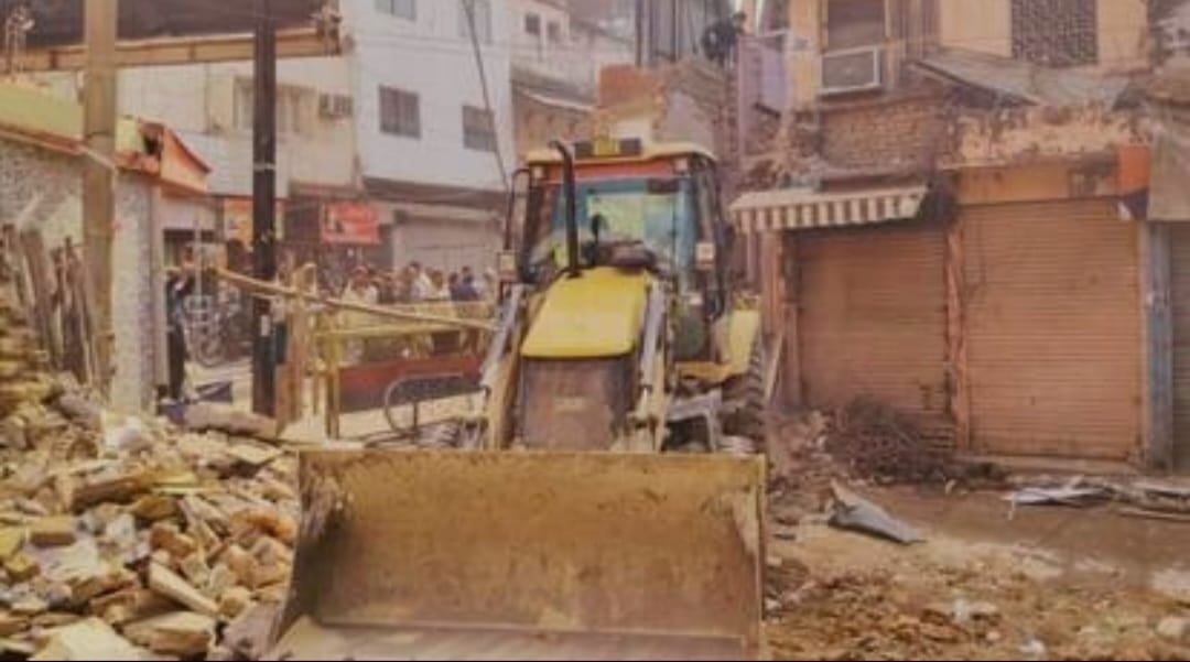 दालमंडी में दूसरे दिन भी गरजा बुलडोजर, 25 इमारतें मलबे में तब्दील