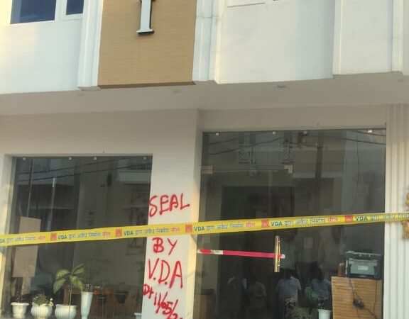 बुद्ध विहार कॉलोनी में VDA की बड़ी कार्रवाई, 13 होटल सील