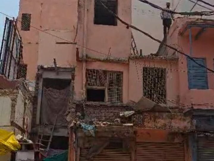 दालमंडी चौड़ीकरण : कड़ी सुरक्षा व्यवस्था के बीच 17 भवन ध्वस्त