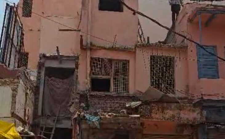 दालमंडी चौड़ीकरण : कड़ी सुरक्षा व्यवस्था के बीच 17 भवन ध्वस्त