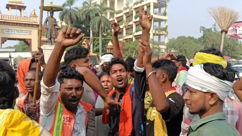 वाराणसीः  वेतन वृद्धि की मांग लेकर सफाई कर्मियों ने किया प्रदर्शन