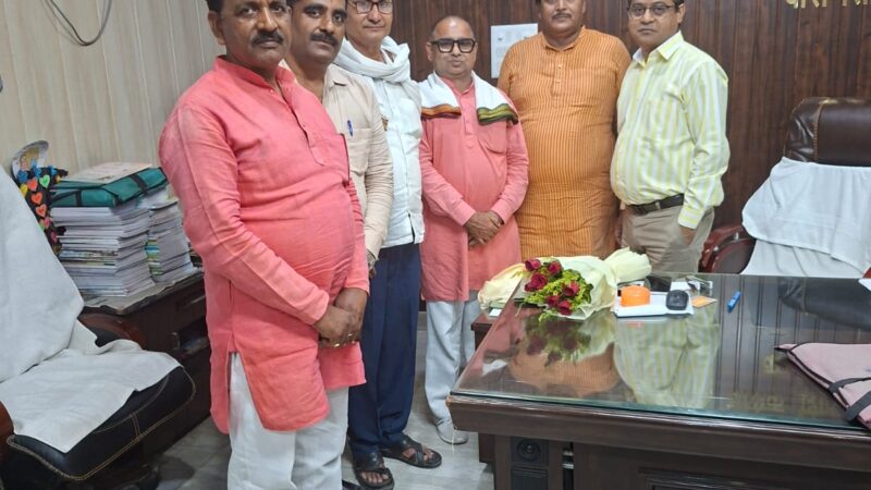 शिक्षकों की समस्याओं को लेकर बीएसए से मिला उत्तर प्रदेशीय प्राथमिक शिक्षक संघ प्रतिनिधिमंडल