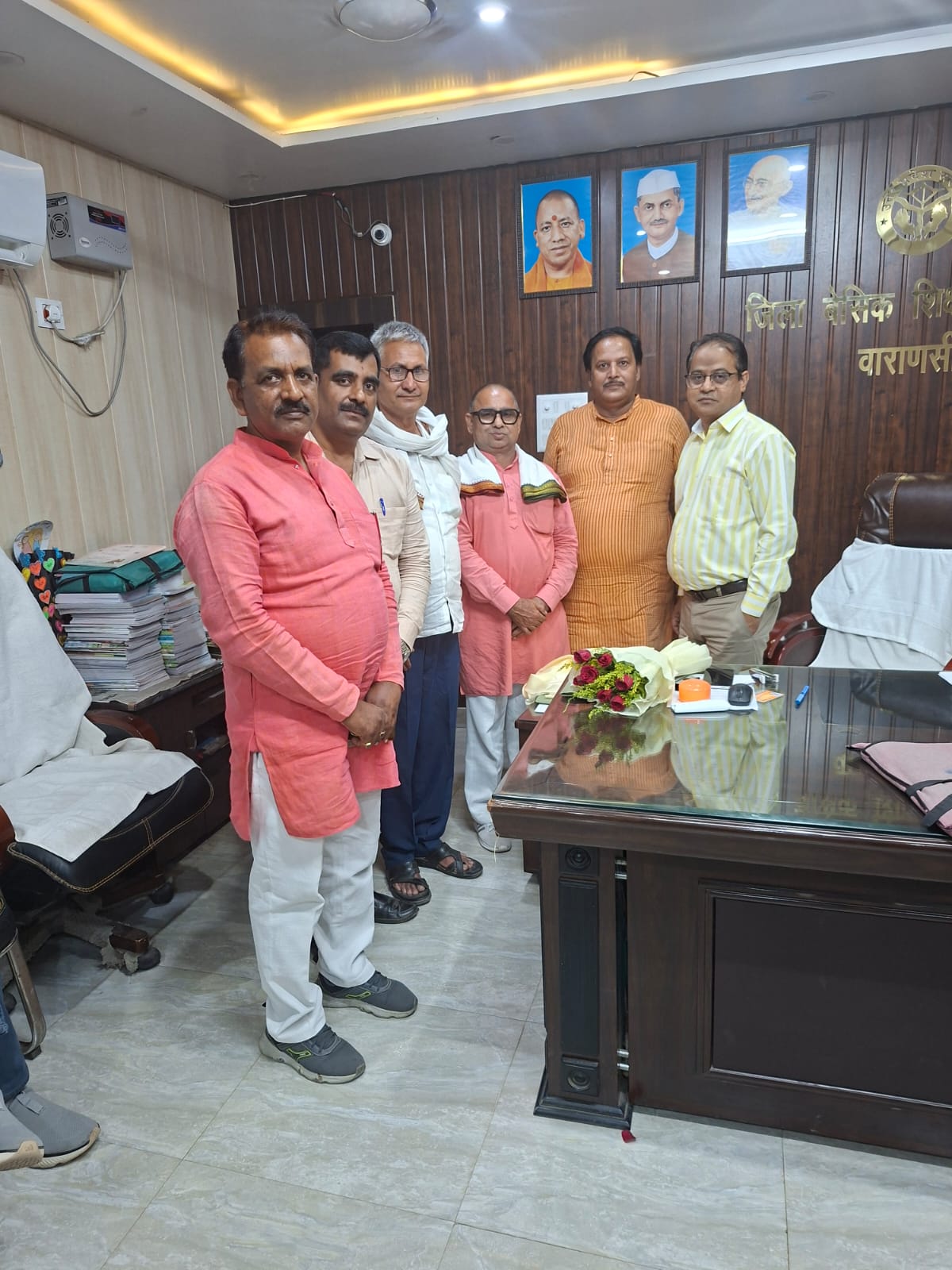 शिक्षकों की समस्याओं को लेकर बीएसए से मिला उत्तर प्रदेशीय प्राथमिक शिक्षक संघ प्रतिनिधिमंडल