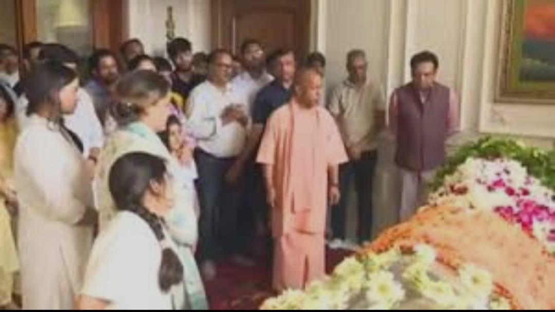 सीएम योगी ने प्रतीक यादव के आवास पर  पहुंच  दी श्रद्धांजलि