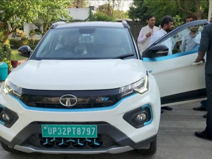 आयुष मंत्री ने शुरू किया इलेक्ट्रिक वाहन का उपयोग