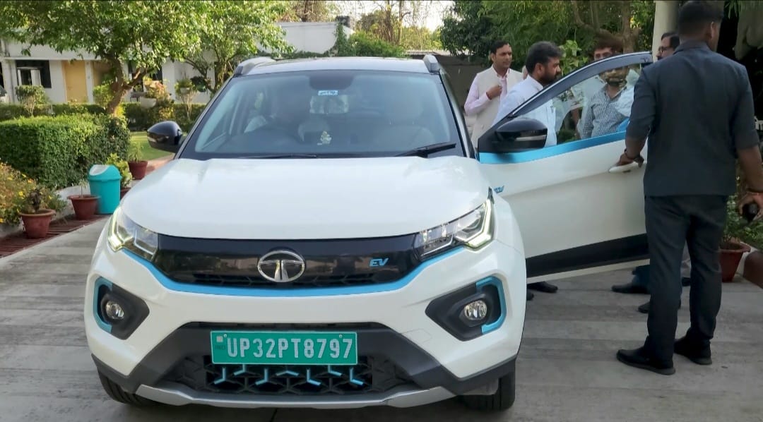 आयुष मंत्री ने शुरू किया इलेक्ट्रिक वाहन का उपयोग