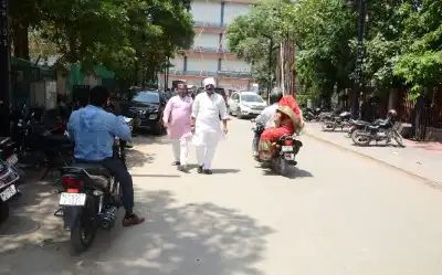 प्रधानमंत्री के आह्वान पर महापौर पहुंचे पैदल नगर निगम कार्यालय