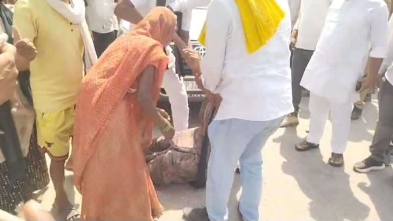 मंत्री ओमप्रकाश राजभर के काफिले को रोक परिजनों ने मांगा इंसाफ, सड़क पर लेट गए