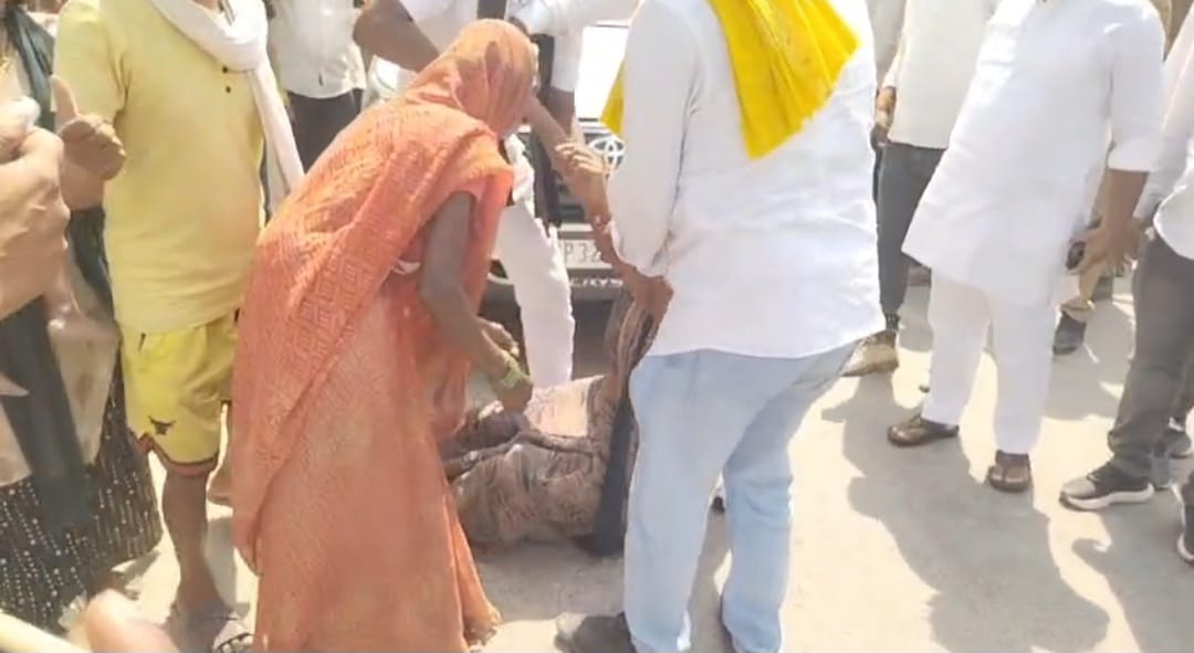 मंत्री ओमप्रकाश राजभर के काफिले को रोक परिजनों ने मांगा इंसाफ, सड़क पर लेट गए