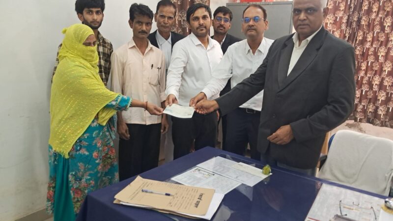 बीमा कंपनी ने स्थायी लोक अदालत के हस्तक्षेप पर दिया 11.50 लाख का मुआवजा