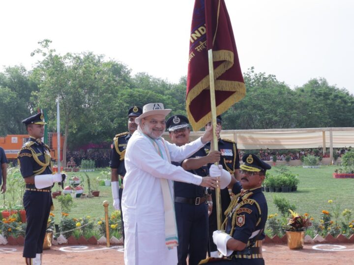 एनडीआरएफ को मिला राष्ट्रपति ध्वज, अमित शाह ने किया सम्मानित