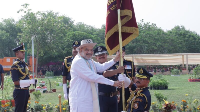एनडीआरएफ को मिला राष्ट्रपति ध्वज, अमित शाह ने किया सम्मानित