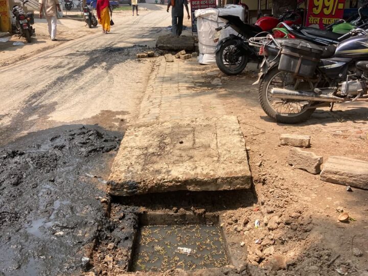 सत्याग्रह का असर: राजातालाब रथयात्रा मार्ग में शुरू हुई नालियों की सफाई