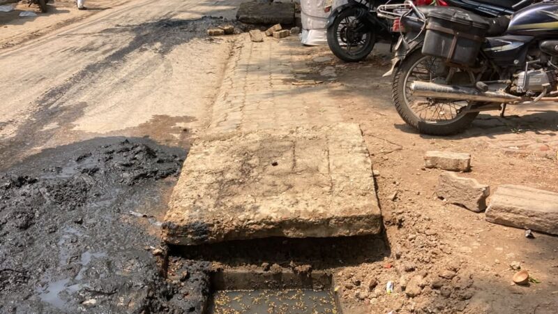 सत्याग्रह का असर: राजातालाब रथयात्रा मार्ग में शुरू हुई नालियों की सफाई