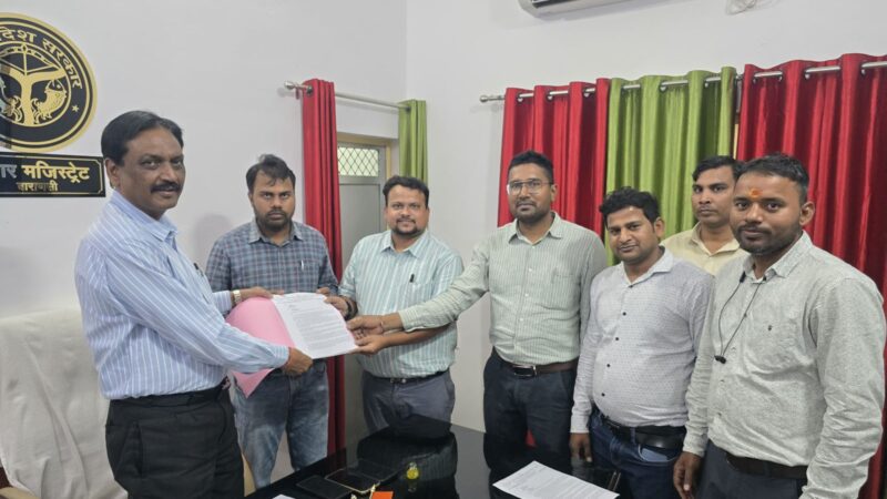 विद्युत अभियंताओं ने समस्याओं को लेकर जिलाधिकारी को सौंपा ज्ञापन