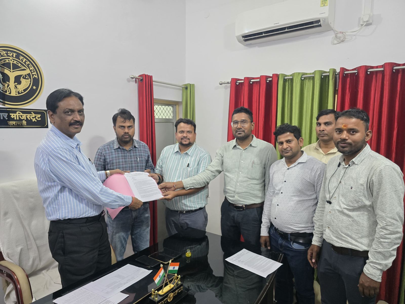 विद्युत अभियंताओं ने समस्याओं को लेकर जिलाधिकारी को सौंपा ज्ञापन