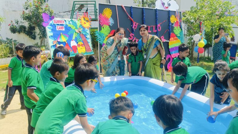 रोहनिया के आर एस शिवमूर्ति पब्लिक स्कूल में नन्हे बच्चों की पूल पार्टी, समर कैंप में बच्चों ने की जमकर मस्ती