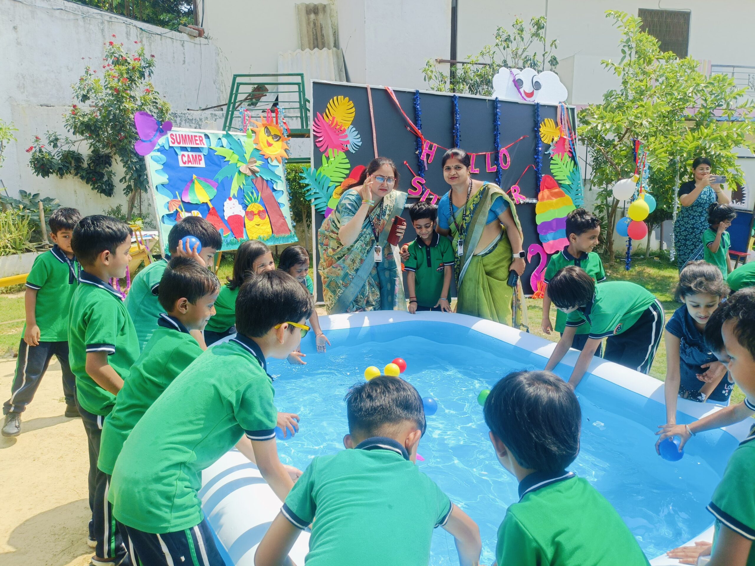 रोहनिया के आर एस शिवमूर्ति पब्लिक स्कूल में नन्हे बच्चों की पूल पार्टी, समर कैंप में बच्चों ने की जमकर मस्ती