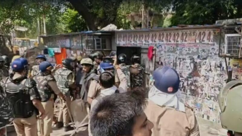 लखनऊ : अवैध अधिवक्ता चैंबरों पर चला बुलडोजर