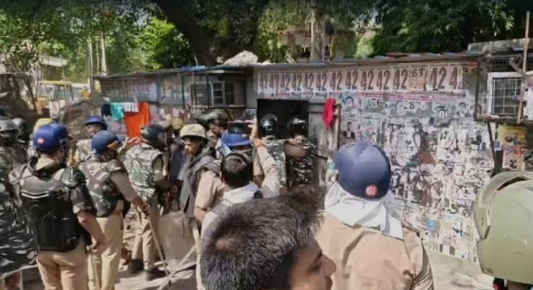 लखनऊ : अवैध अधिवक्ता चैंबरों पर चला बुलडोजर