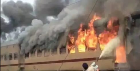 सासाराम स्टेशन पर पैसेंजर ट्रेन में लगी भीषण आग, एक बोगी जलकर राख