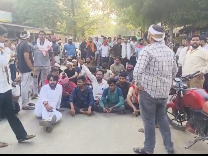 सड़क निर्माण अधूरा छोड़ने पर ग्रामीणों का फूटा गुस्सा, कादीपुर चौराहा जाम