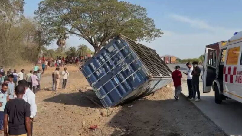 पालघर : बारातियों से भरे टैम्पो की कंटेनर से टक्कर
