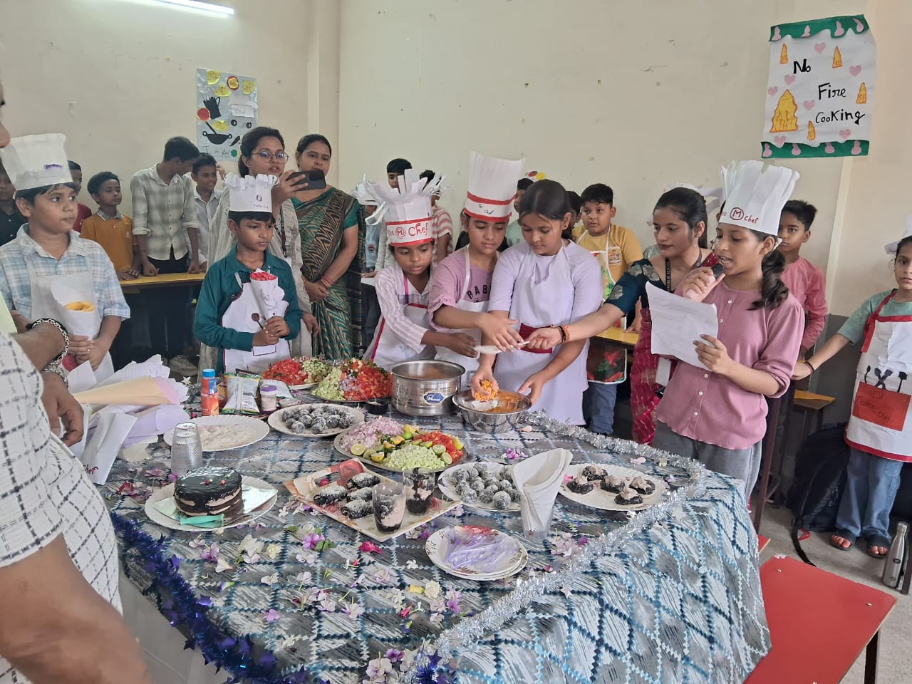 आर एस शिवमूर्ति पब्लिक स्कूल की समर पार्टी( फ्रूट सेलिब्रेशन) में बच्चों ने बिखेरे हुनर के रंग