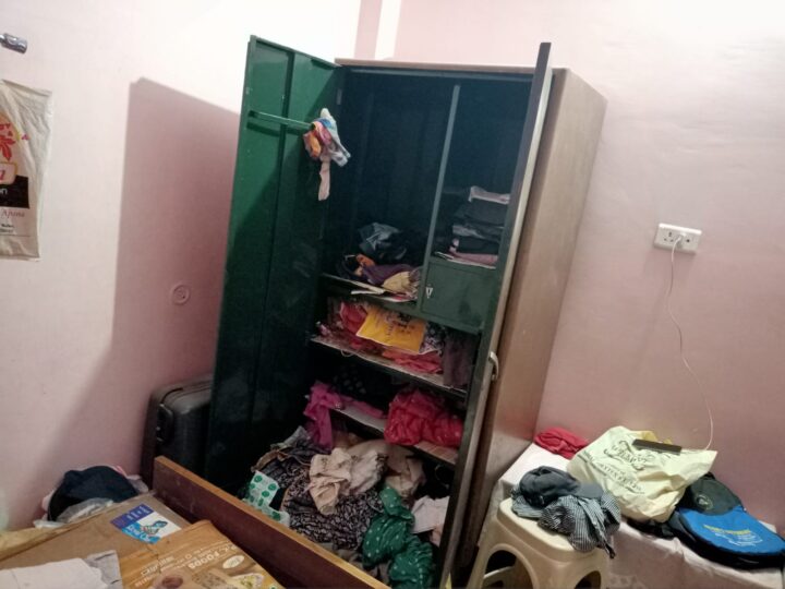 खिड़की का ग्रिल उखाड़ घर में घुसे चोर, लाखों के जेवर व नकदी पार