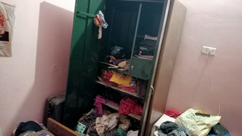 खिड़की का ग्रिल उखाड़ घर में घुसे चोर, लाखों के जेवर व नकदी पार