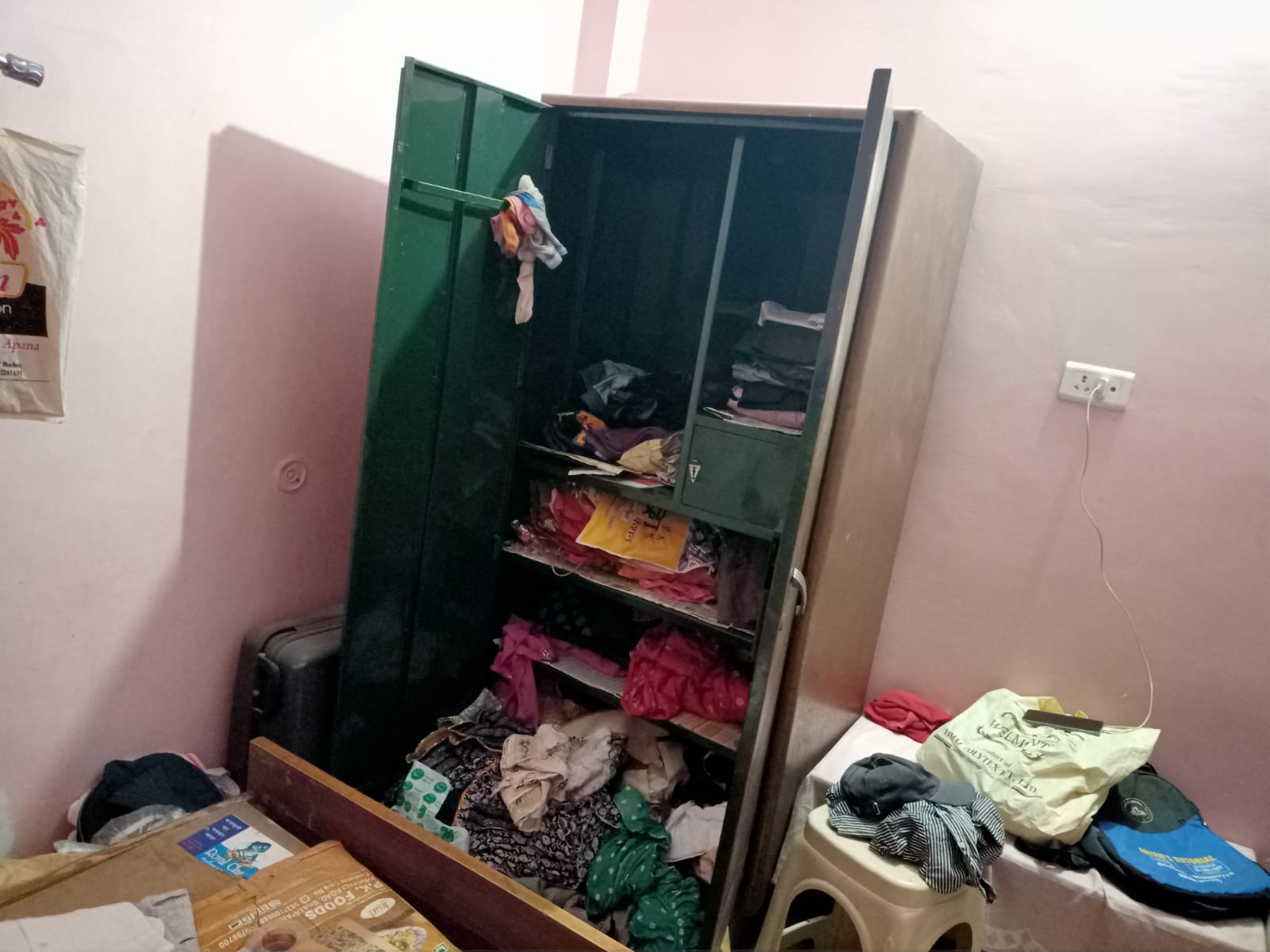 खिड़की का ग्रिल उखाड़ घर में घुसे चोर, लाखों के जेवर व नकदी पार