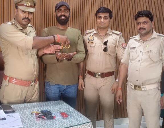 लालपुर चौकी प्रभारी ने लौटाए गुम हुए जेवरात, ईमानदारी की हुई सराहना
